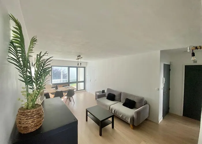 شقة Modern With 4 Bedrooms *